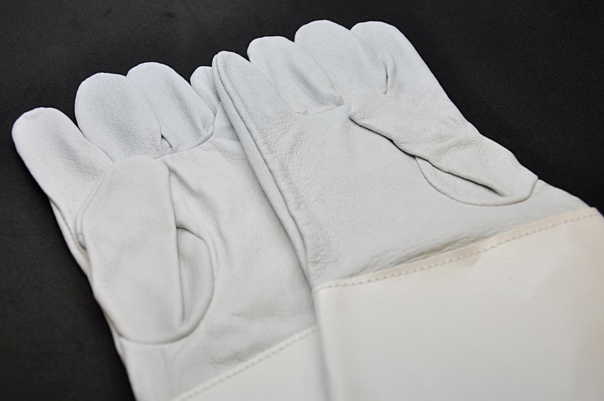 Detail slavnostních kožených rukavic pro praporečníka.