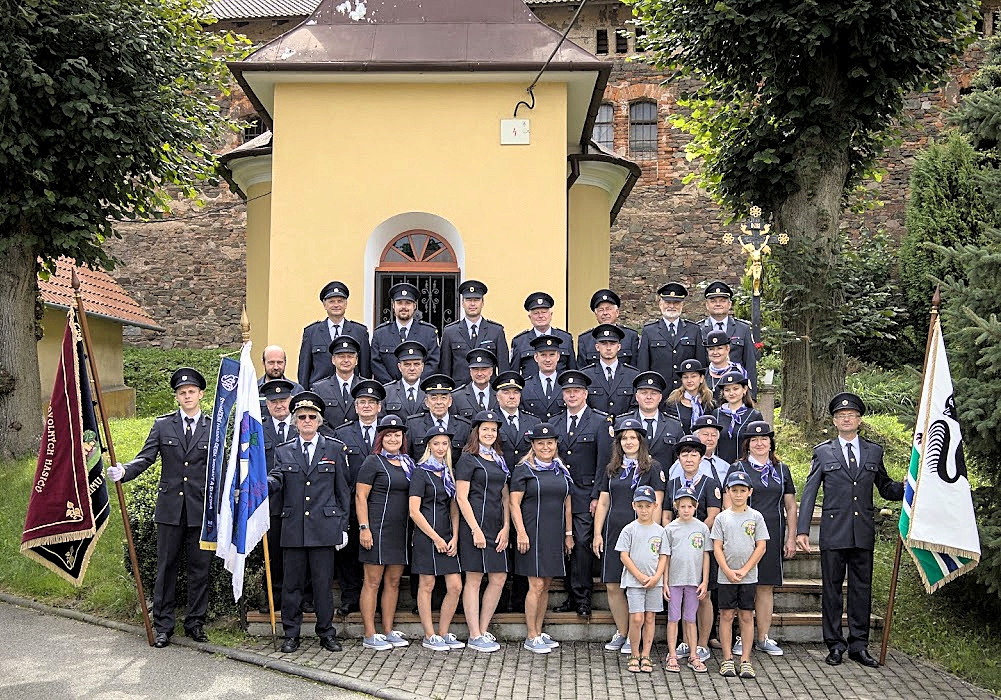 Představení nových symbolů - vyšívané obecní vlajky a hasičského praporu v Kunčině Vsi.