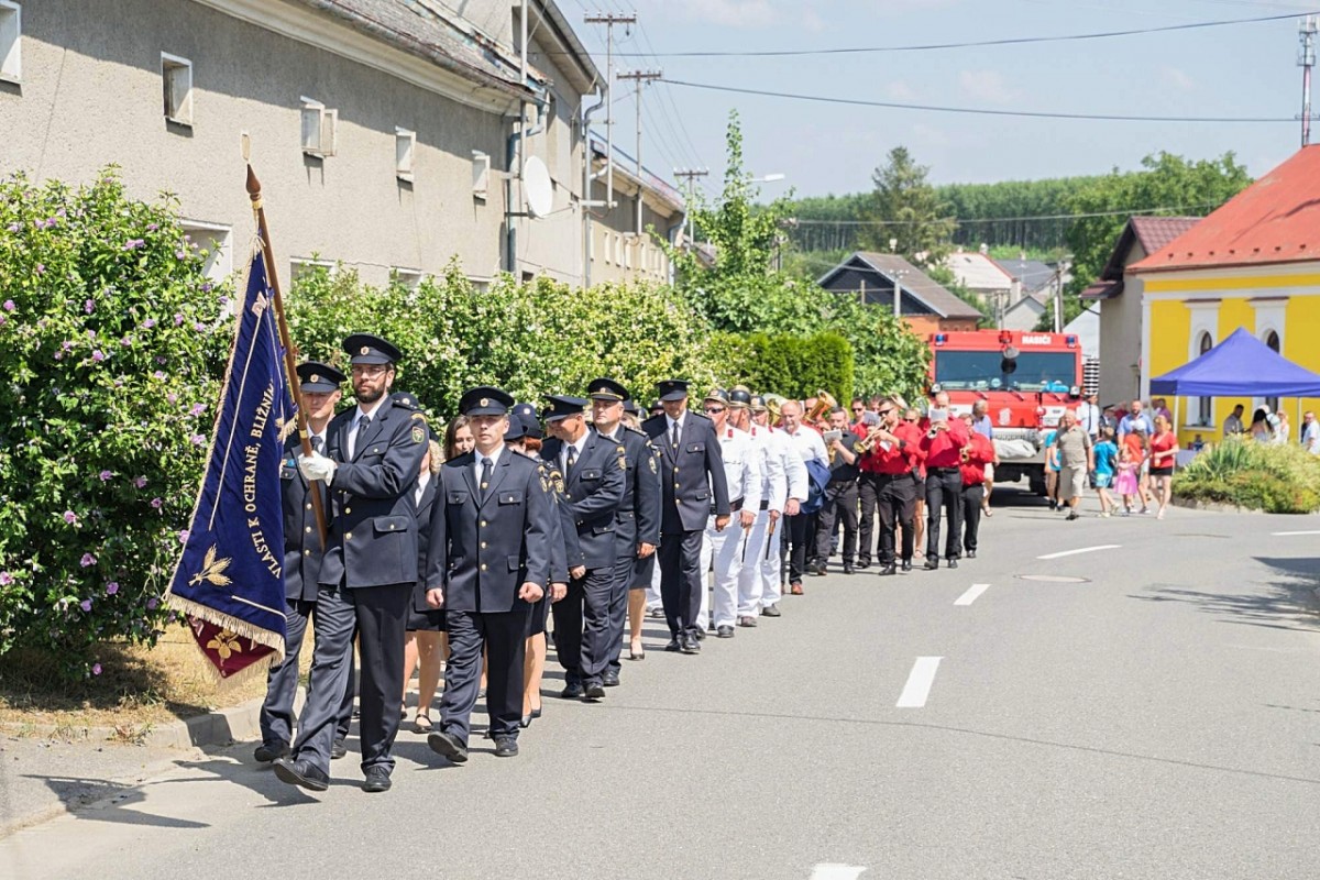 Žehnání hasičského praporu v obci Svésedlice.