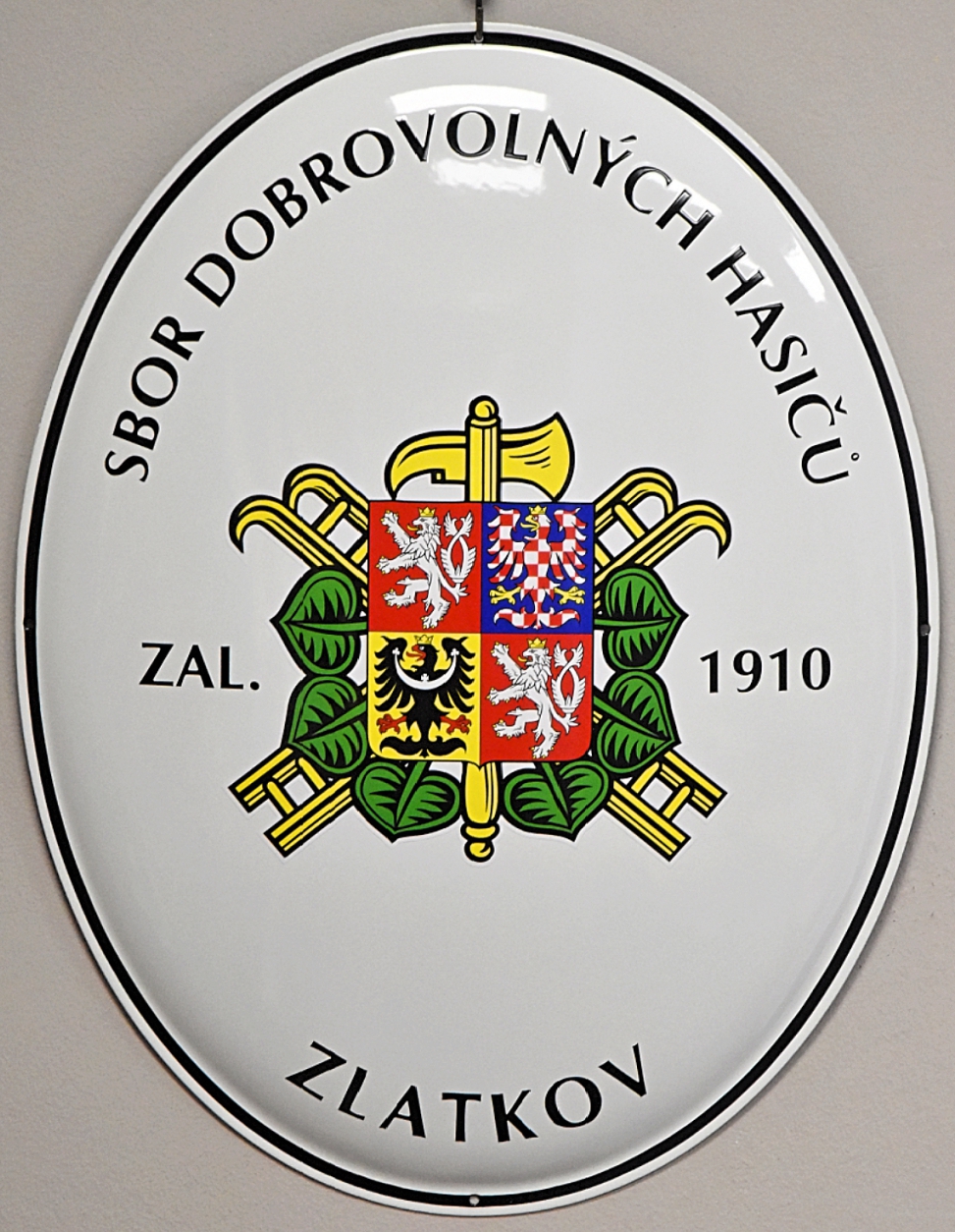 Hasičský smaltovaný ovál se znakem SH ČMS a s velkým státním znakem ČR.