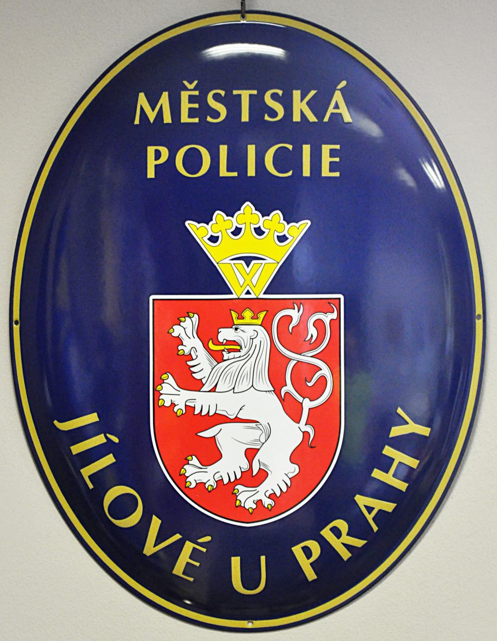 Smaltovaný ovál pro označení budovy městské policie.