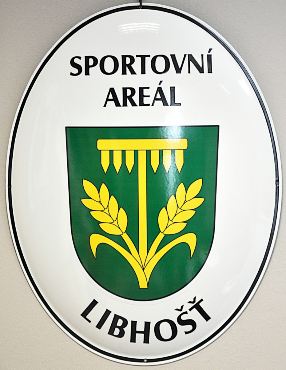 Smaltovaný ovál se znakem a názvem obce/města/městyse označující sportovní areál.
