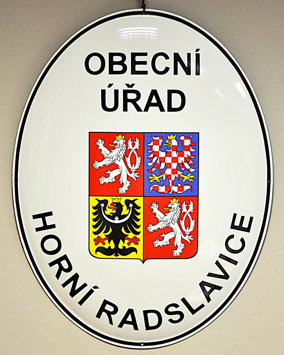 Smaltovaný ovál s velkým státním znakem ČR a označením obecního úřadu.
