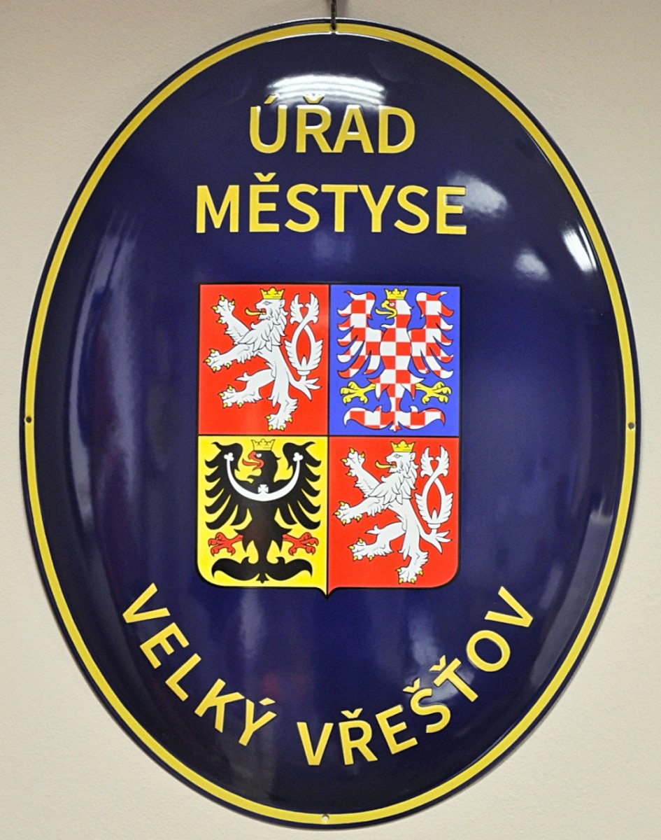Smaltovaný ovál s velkým státním znakem ČR a označením úřadu městyse.