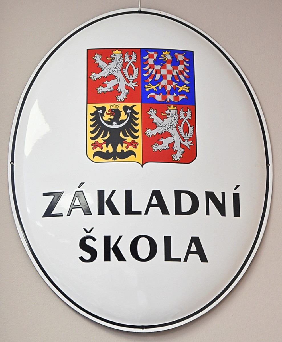 Smaltovaný ovál s velkým státním znakem ČR a označením základní školy.