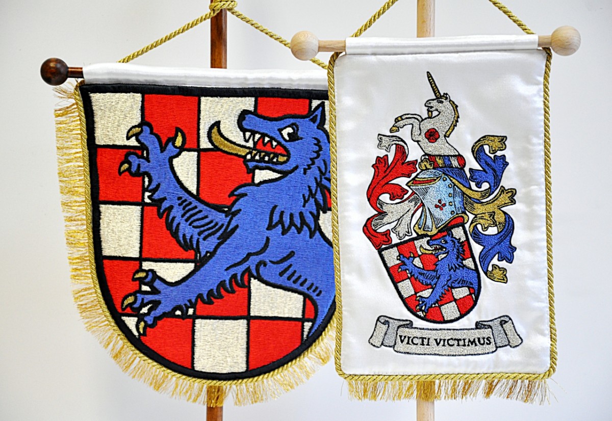 Osobní znak vyhotovený v podobě vyšívaných stolních vlaječek.