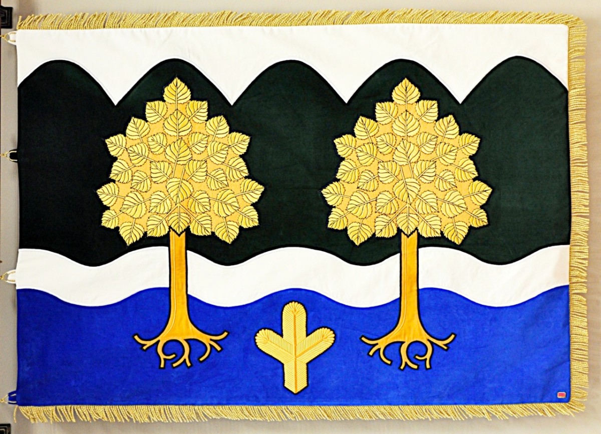 Slavnostní vyšívaná vlajka (prapor) obce Krhová