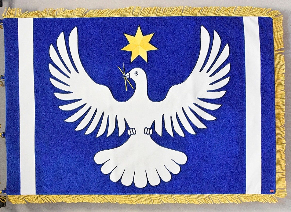 Slavnostní vyšívaná vlajka obce Bohumilice.