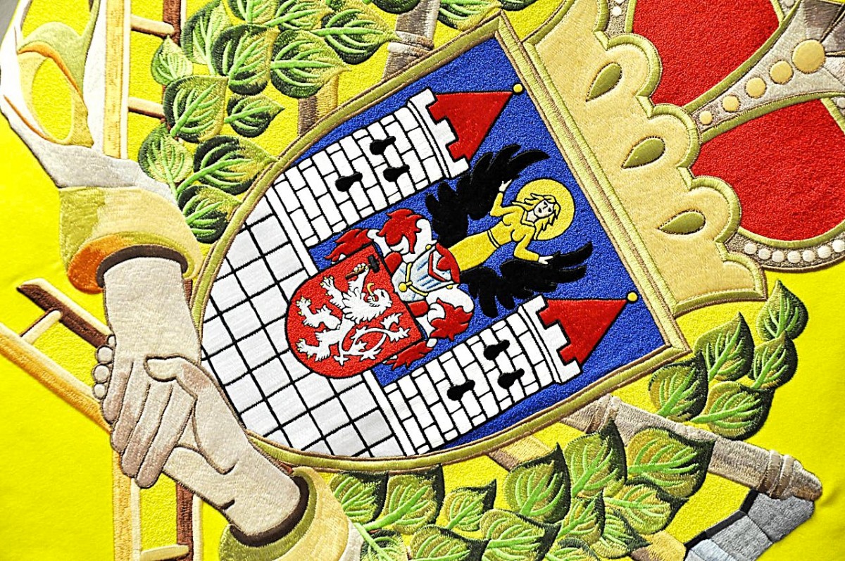 Detail výšivky slavnostního praporu SDH Bečov nad Teplou