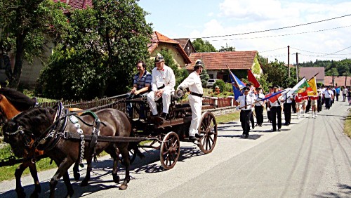 V čele průvodu jelo koňské spřežení s čtyřkolovou zápřahovou stříkačkou z roku 1879.