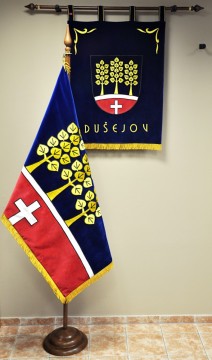 Vyšívané symboly, znak a vlajka, pro obec Dušejov.