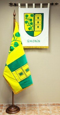 Vyšívané symboly obce Úmonín - znak a vlajka