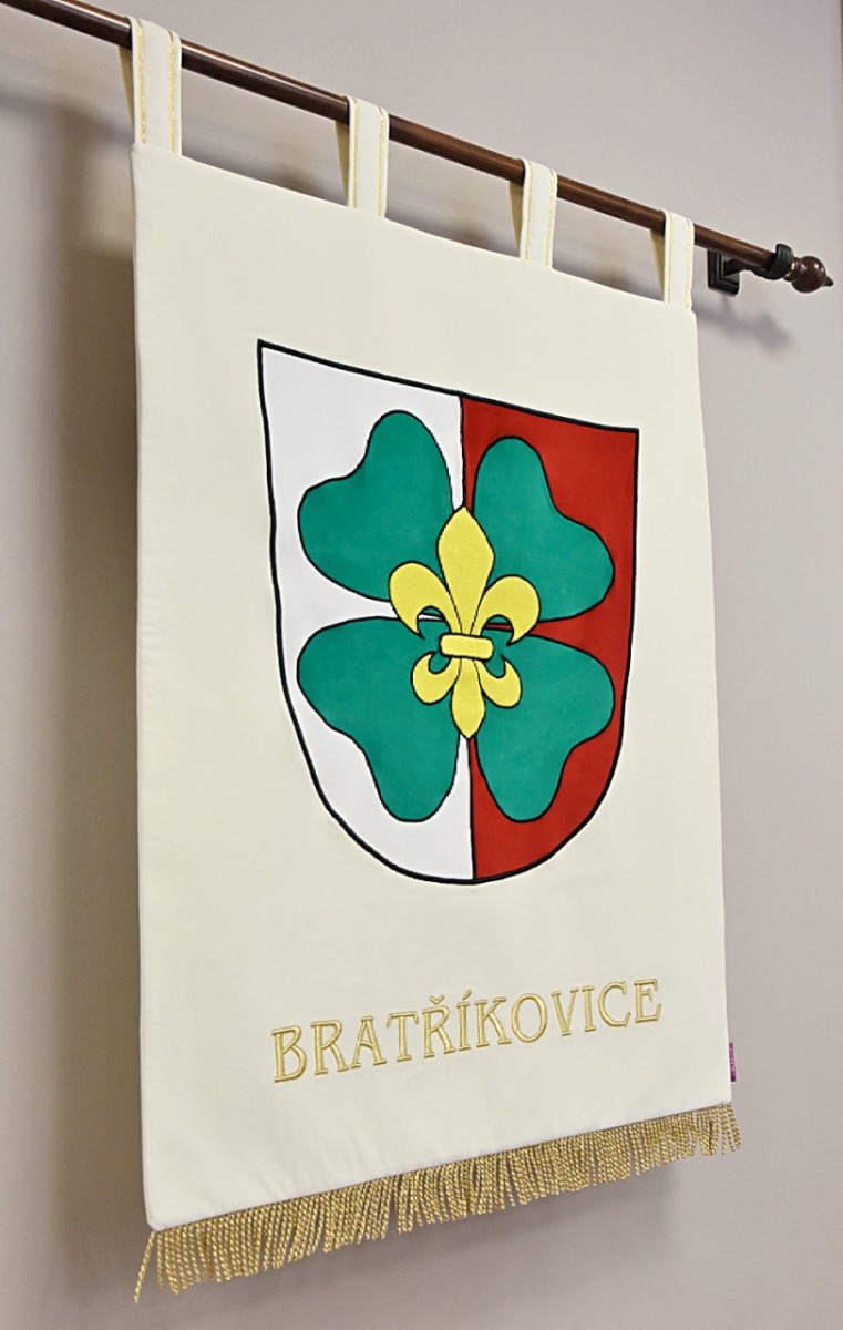 Vyšívaný znak ve velkém provedení obce Bratříkovice.