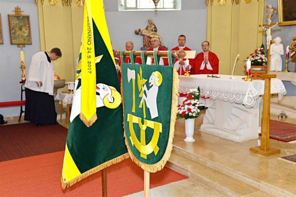 Vyšívané symboly obce Nová Lhota - znak, vlajka a pamětní stuha.