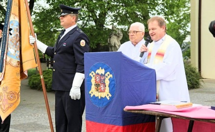 Díky daru sponzorů si SDH Velké Němčice ke 120. výročí pořídil repliku praporu