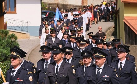 Obce si pořizují heraldické znaky, těží z nich pak i hasiči. Alerion dodává nejen prapory a vlajky