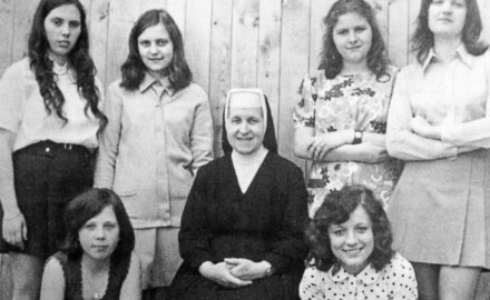 Učnice v oboru umělecká vyšívačka s řádovou sestrou vychovatelkou na konci 70. let 20. století