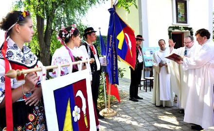 Žehnání vyšívaného znaku a vlajky obce Silůvky