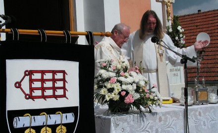 V obci Březské žehnali novému vyšívanému znaku