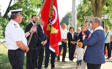 Dopravní podnik města Brna představil nový vyšívaný prapor, kterému požehnal Monsignore Václav Slouk .