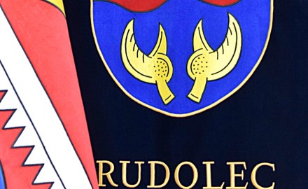 Heraldické okénko - znak a vlajka obce Rudolec