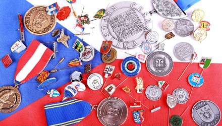 Mince, medaile, vyznamenání, klíčenky pro instituce