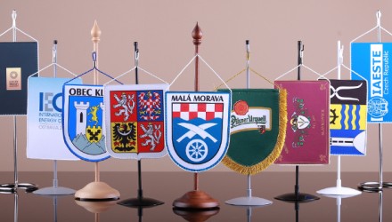 Firemní stolní vlaječky a stojánky