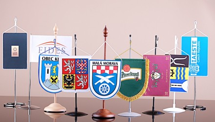 Stolní vlaječky s vlastní grafikou a stojánky