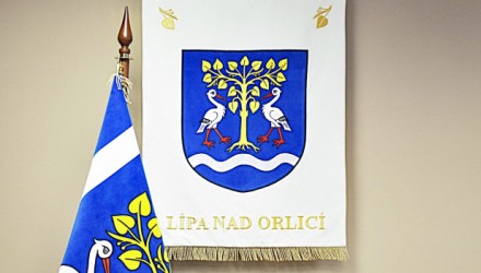 Slavnostní vyšívaný znak a vlajka pro obce, města, městysy