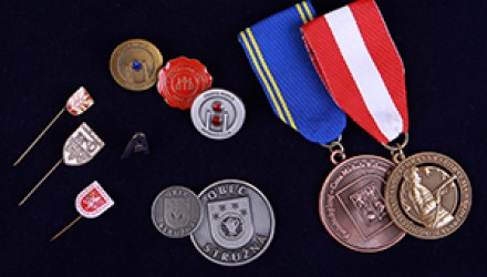 Odznaky, medaile, mince, vyznamenání