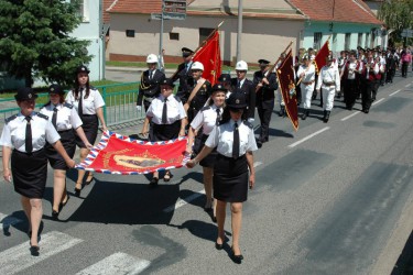 Žehnání repliky hasičského praporu SDH Blučina.