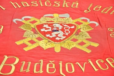 Detail historického hasičského praporu.