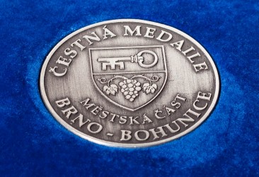 Detail čestné medaile, realizace MČ Brno - Bohunice.