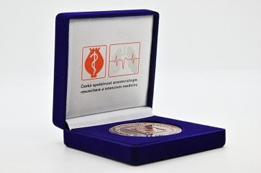 Zakázková výroba pamětních medailí a krabiček s vlastní grafikou.