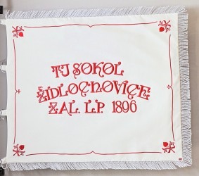 Přední strana vyšívané repliky praporu pro T.J. Sokol Židlochovice.
