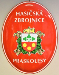 Smaltovaný ovál označující hasičskou zbrojnici.