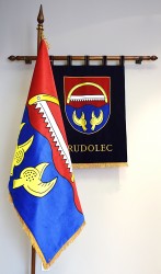 Vyšívané symboly obce Rudolec (znak, vlajka)