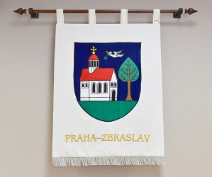 Vyšívaný znak městské části Praha–Zbraslav.