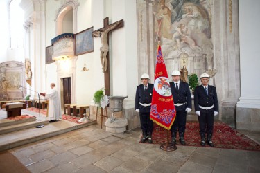 Slavnostní žehnání repliky historického praporu SDH Dačice.