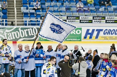 Předání vyšívaného praporu HC Kometa Brno