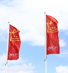 Venkovní reklamní vlajky - zakázka  AVION Shopping Park Brno