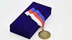 Zakázková výroba pamětních medailí na závěsné stuze s klopovou stužkou.