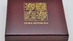 Dřevěný box na starostenskou medaili se zlatým potiskem - velký státní znak ČR a název republiky.