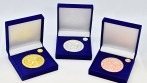 Pamětní medaile dodáváme v různém barevném provedení.