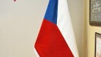 Ukázka vyvěšení sametové vlajky ČR na jednodílné žerdi umístěné ve stojanu podkova