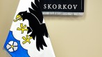 Slavnostní vyšívaný znak ve velkém provedení a vlajka obce Skorkov