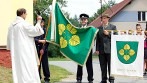 Žehnání vyšívaných symbolů - znaku, vlajky a pamětní stuhy obce Knyk.