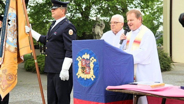 Díky daru sponzorů si SDH Velké Němčice ke 120. výročí pořídil repliku praporu