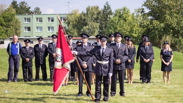 Zachováváme hodnoty hasičství budoucím generacím aneb: Vyšili jsme věrnou repliku historického praporu pro hasiče z Vracova