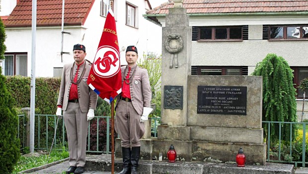 Výroba ručně vyšívaných sokolských praporů